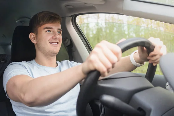 Przystojny Wesoły Facet Kierowca Młody Możliwy Mężczyzna Prowadzący Samochód Drodze — Zdjęcie stockowe