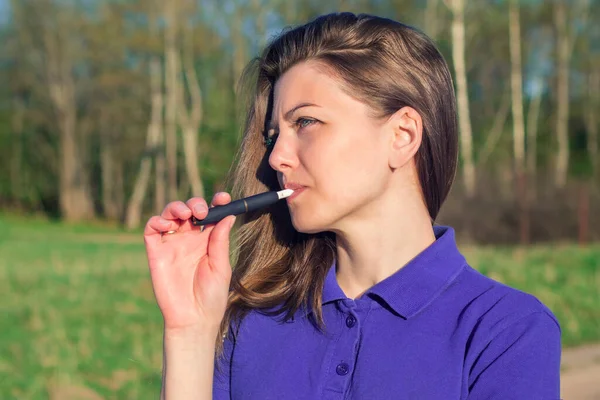 Mooi Meisje Jonge Vrouw Rookt Iqos Van Philip Morris Moderne — Stockfoto