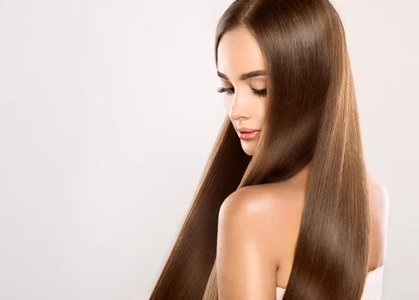 Chica con cabello castaño largo y liso —  Fotos de Stock