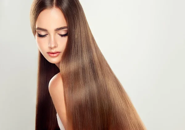 Menina com cabelo liso longo marrom — Fotografia de Stock