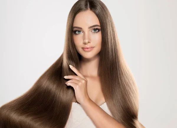 Chica con cabello castaño largo y liso — Foto de Stock