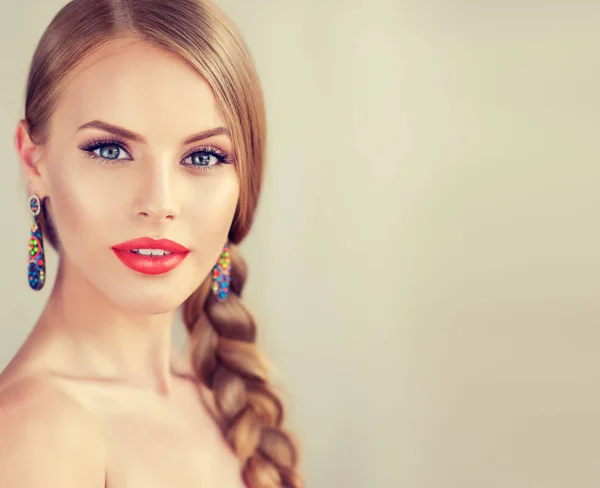 Meisje met vlecht en rode lippen — Stockfoto