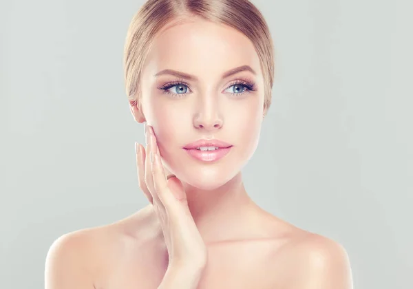 Beautiful Woman with young healthy skin — Stock Photo, Image