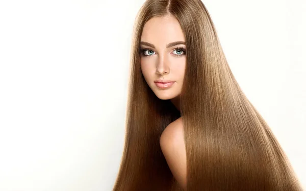 Дівчина з коричневим довгим прямим волоссям — стокове фото