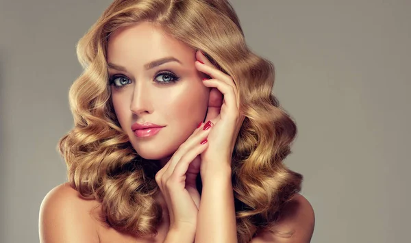 Vrouw met make up en golvend blond haar — Stockfoto
