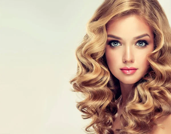 Kobieta z make up i falowane blond włosy — Zdjęcie stockowe
