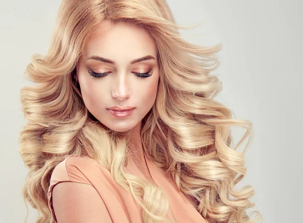 Beautiful  blonde hair   girl — Stock Photo, Image