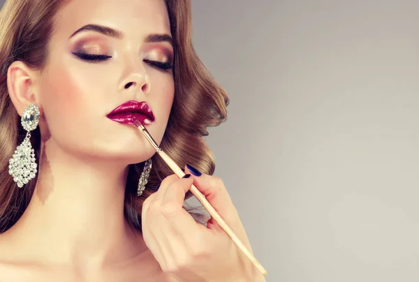 Make up artist doing make up — Stock Photo, Image