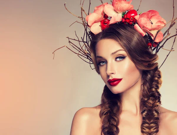 Chica con flores en el pelo — Foto de Stock