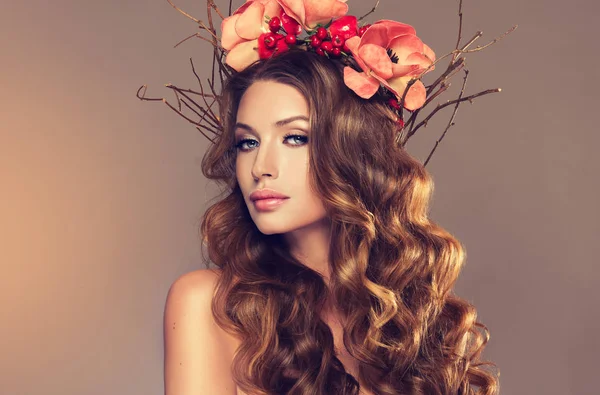 Menina com flores no cabelo — Fotografia de Stock