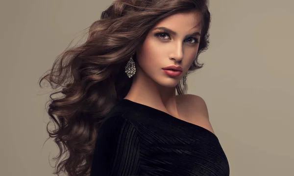 Красивая модель девушка с вьющимися волосами — стоковое фото