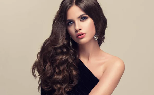 Krásný model dívka s kudrnatými vlasy — Stock fotografie