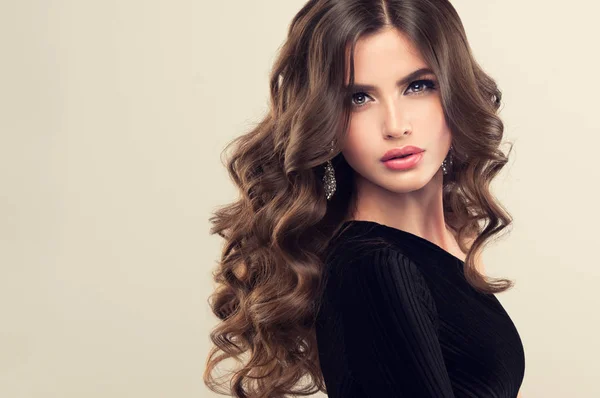 Menina modelo bonita com cabelo encaracolado — Fotografia de Stock