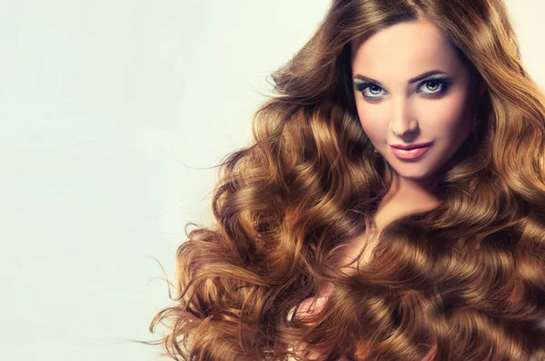 Göndör haj lány gyönyörű modell — Stock Fotó