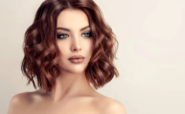 Schöne junge Frau mit welligem Haar — Stockfoto