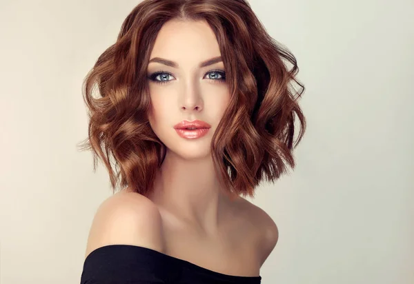 Vacker ung kvinna med vågigt hår — Stockfoto