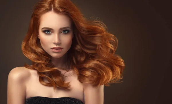 Hermosa mujer joven con el pelo ondulado —  Fotos de Stock