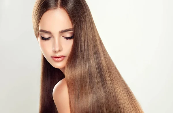 Mujer joven con pelo largo brillante — Foto de Stock