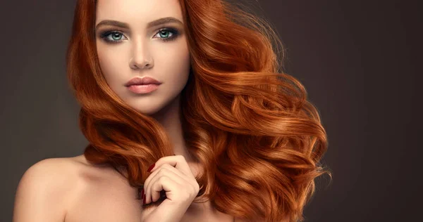 Dívka s kudrnatými vlasy dlouhé červené — Stock fotografie