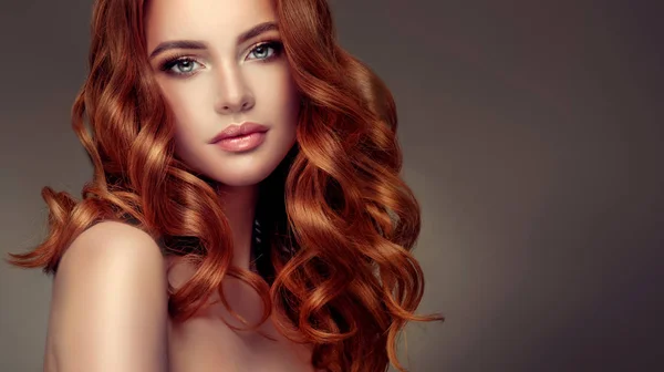 Menina com cabelo encaracolado vermelho longo — Fotografia de Stock