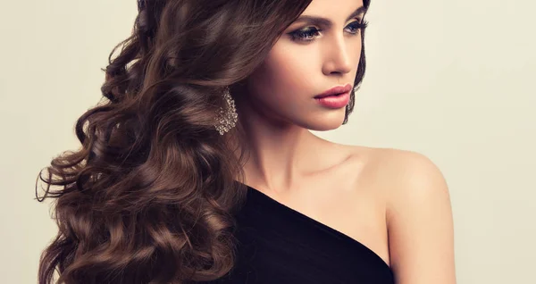 Красивая модель девушка с вьющимися волосами — стоковое фото