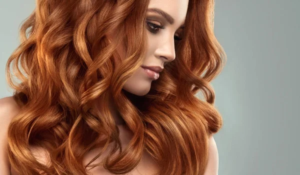 Модель дівчина з довгим червоним кучерявим волоссям — стокове фото