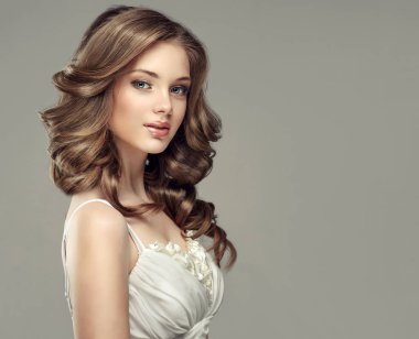 uzun kıvırcık saçlı kız modeli 