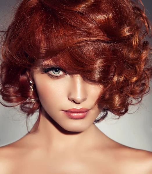 Menina com cabelo encaracolado vermelho curto — Fotografia de Stock