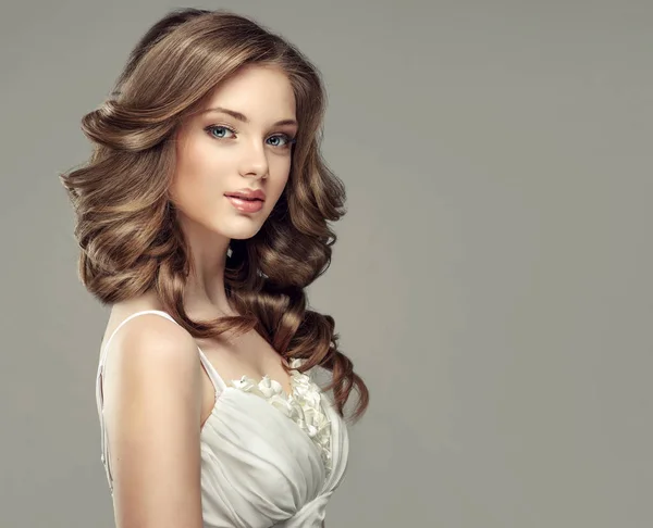 Модель девушка с длинными вьющимися волосами — стоковое фото