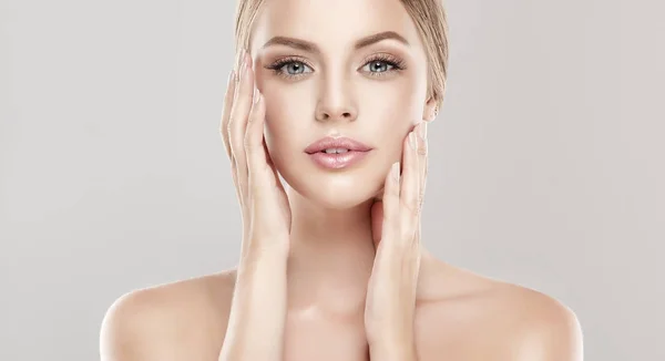 Vacker Ung Kvinna Med Ren Fräsch Hud Ansiktsbehandling Kosmetologi Skönhet — Stockfoto