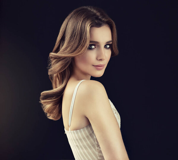 модель девушка с длинными вьющимися волосами
 