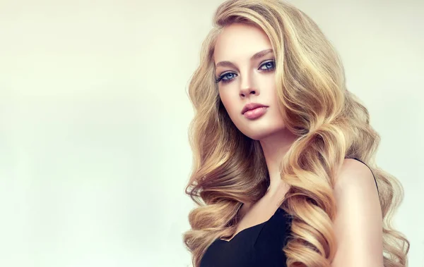 長い巻き毛の美しいモデルの少女 赤い頭 スキンケア製品 ヘアカラー — ストック写真