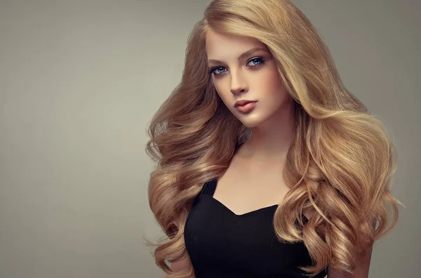 Mooi Model Meisje Met Lang Krullend Haar Blond Hoofd Verzorgingsproducten — Stockfoto