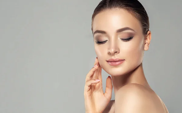Mulher Bonita Com Pele Limpa Fresca Fecha Retrato Cosméticos Cosmetologia — Fotografia de Stock