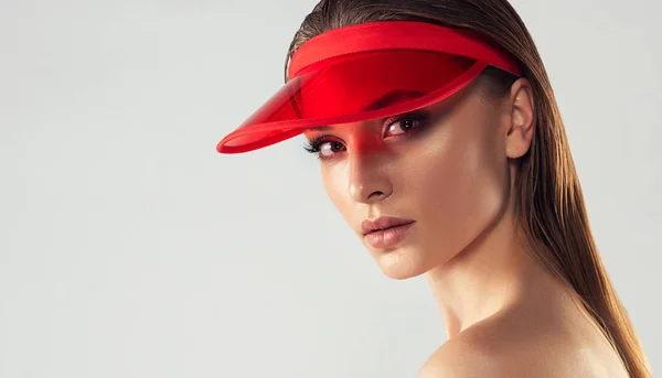 Kırmızı Şapkalı Güzel Genç Bayan Portreyi Kapat Kozmetik Kozmetik Cilt — Stok fotoğraf