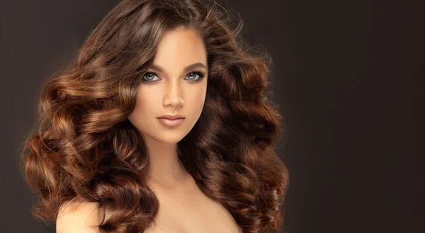 Mujer Joven Cabello Castaño Con Cabello Ondulado Hermosa Modelo Con — Foto de Stock