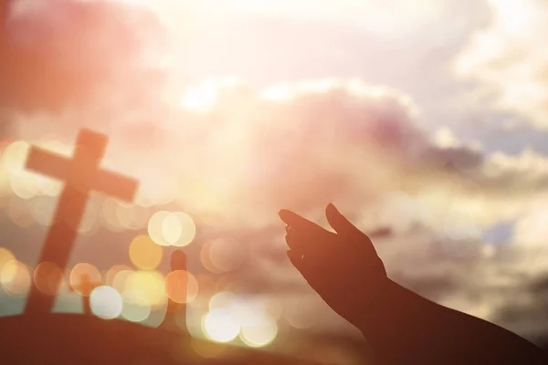 İnsan elinin hurma ibadet kadar açın. Eucharist terapi korusun Tanrı o — Stok fotoğraf