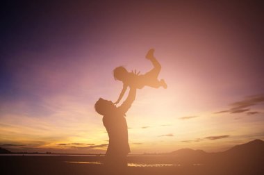 Baba ve oğul günbatımı anda oynamak. Kolay f kavramı