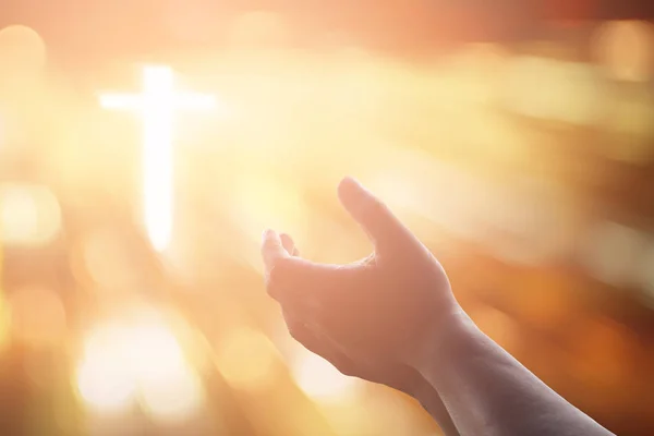 Lidské ruce jsou otevřeny dlaní nahoru uctívání. Eucharistii terapie žehnej Bůh mu — Stock fotografie