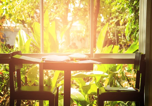 Mesa vacía de trabajo y silla en el jardín. lugar de trabajo natural —  Fotos de Stock