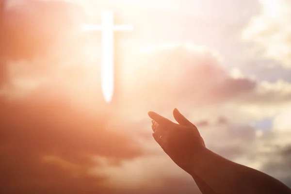 İnsan elinin hurma ibadet kadar açın. Eucharist terapi korusun Tanrı o — Stok fotoğraf