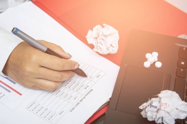 Yakın çekim işkadını üstünde laptop koymak uyuşturucu ile çalışma. Migren