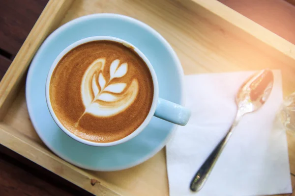 Blick von oben auf heißen Latte-Kaffee (oder Cappuccino) in einer grünen Tasse mit — Stockfoto
