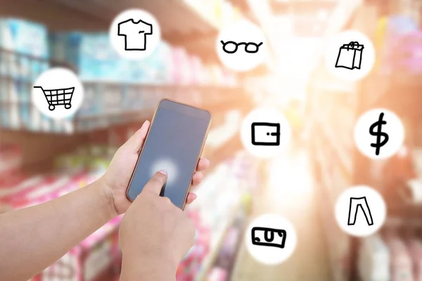 Femmes utilisent téléphone portable et image floue du supermarché avec ico — Photo