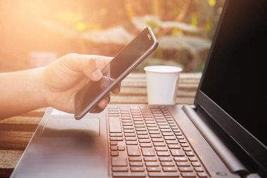 Akıllı telefon online alışveriş ağları üzerinden bir şey satın almak için yardıma
