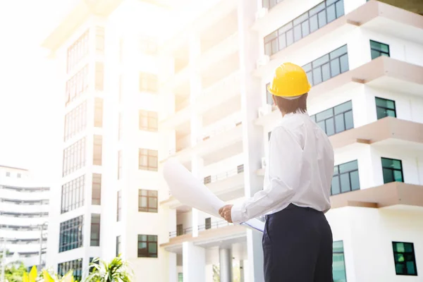 Weergave van een ingenieur en de werknemer controle-plan inzake de bouw sit — Stockfoto