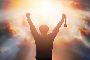 Eller yükselterek ve altın madalya tutan siluet iş adamları 