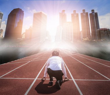 İş rekabet kavramı yolda. Arkadan görünüş işçinin diz çök