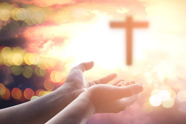 İnsan elinin hurma ibadet kadar açın. Eucharist terapi korusun Tanrı o