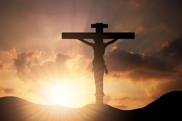 Koncepcyjne drewna krzyż religia symbol kształt lub nad Niebo Zachód słońca — Zdjęcie stockowe